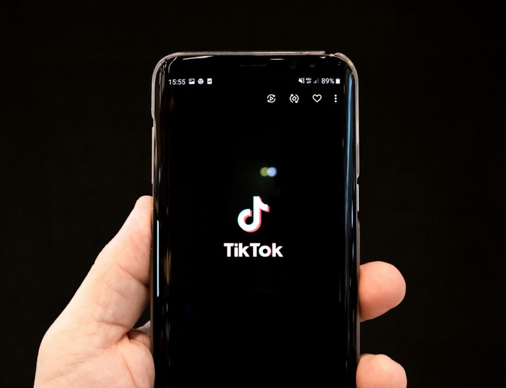 El mito de la norma de las 48 horas al responder mensajes en Tiktok